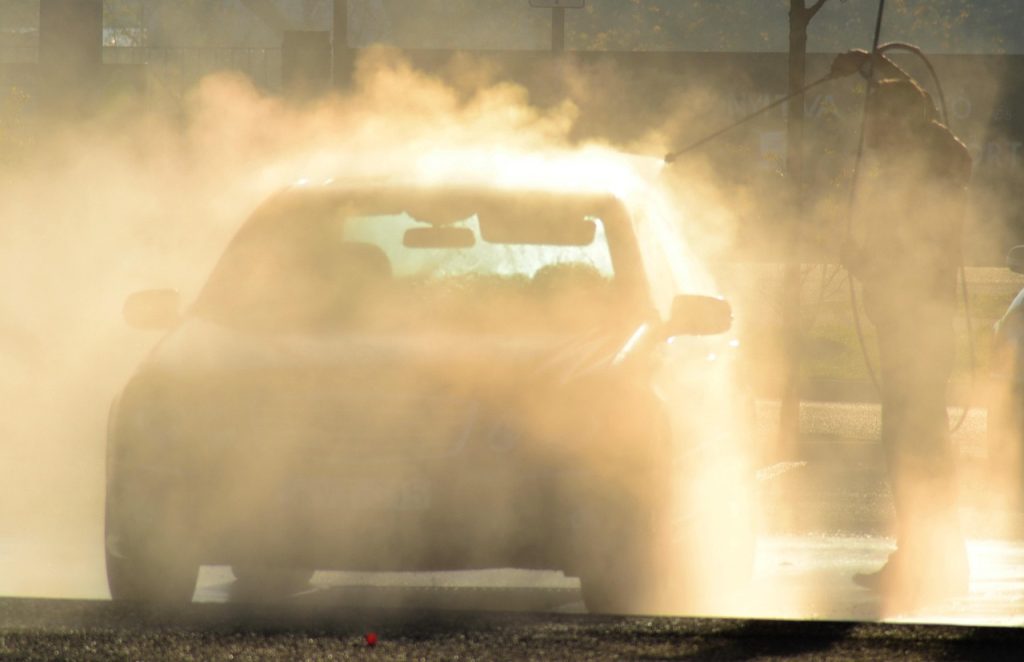 高圧洗浄機で車を洗車する画像